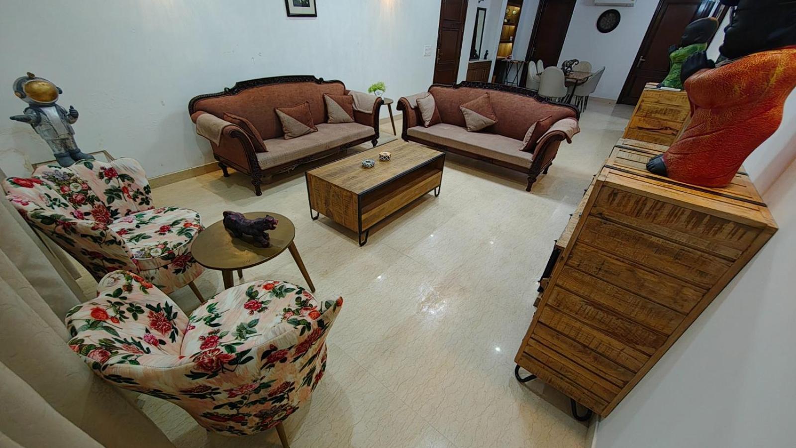 Divine India Service 4bhkj-45 Apartment *
