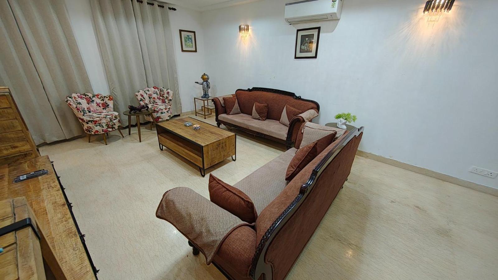 Divine India Service 4bhkj-45 Apartment *